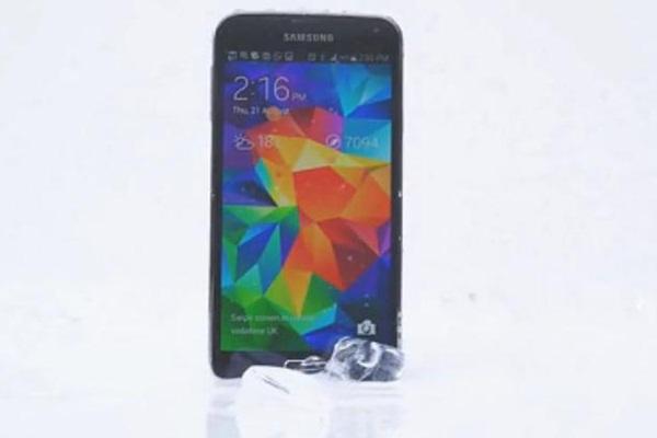 三星GalaxyS5冰桶挑战 点名iPhone5s