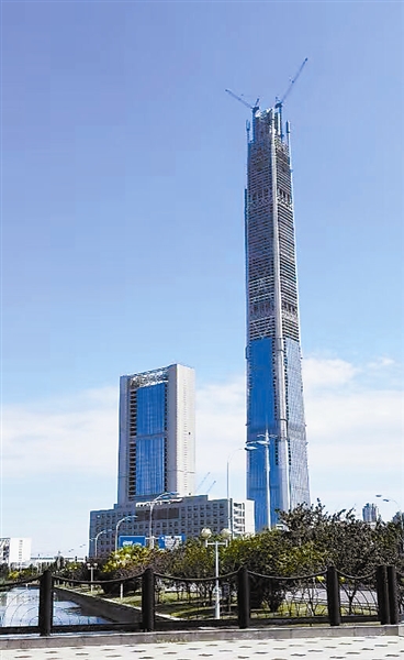 天津117大厦安装柔性幕墙 “玻璃外衣”597米长
