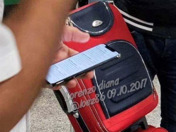 iPhoneX真机现身机场实体比宣传图更好看