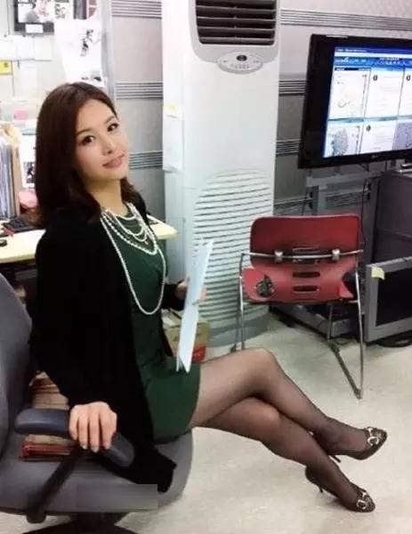 韩国女主播竟穿成这样直播新闻，当众换衣及背后的不为人知