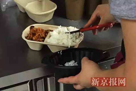 新京报：百度外卖直营店月入350万，使用过期菜品内幕曝光