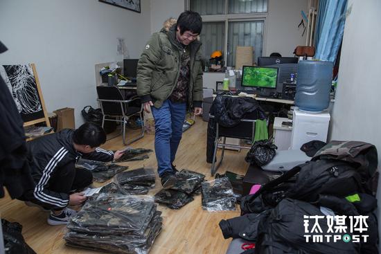 淘宝小卖家的五年浮沉:后悔2年前没在北京买套房 推广方案 第5张 2017 年 3 月 8 日下午,阳仔和小嵩在办公室将要发出的货打包。 2015 年之前,他们工作地点还在石头租住的居民房里; 2015 年生意非常好,大家准备扩充团队,便在位于明光桥附近的商务楼租了三间屋子作为办公室和仓库。 淘宝小卖家的五年浮沉:后悔2年前没在北京买套房 推广方案 第5张