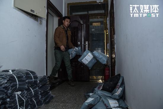 淘宝小卖家的五年浮沉:后悔2年前没在北京买套房 推广方案 第2张 合伙人大冯和石头是大学室友。毕业后大冯先是在一家IT公司工作,后来石头邀约他合作开,大冯问怎么合作,石头提了“一人投 500 块,各占一半股”的简单办法。大冯加入后,和石头一起负责店面的推广、运营、摄影、美工。 淘宝小卖家的五年浮沉:后悔2年前没在北京买套房 推广方案 第2张