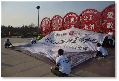 【案例】逼格满满的借势营销!一张“简单”的稿纸如何引爆全城? 网络营销 第5张 【案例】逼格满满的借势营销!一张“简单”的稿纸如何引爆全城? 网络营销 第5张