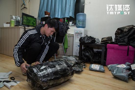 淘宝小卖家的五年浮沉:后悔2年前没在北京买套房 推广方案 第4张 阳仔是第四名成员,他负责仓管和发货。阳仔曾跟随父母在北京动物园服装批发市场做生意,对服装行业的仓管和配货发货非常熟练。动批搬迁之前,阳仔家的店也是石头店铺的供货商,动批搬迁后,阳仔父母去了外地的批发市场继续做服装生意。 淘宝小卖家的五年浮沉:后悔2年前没在北京买套房 推广方案 第4张