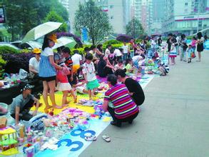 靠摆地摊卖小商品起家，不到9个月便赚到15万元，大四女学生于