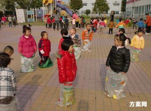 幼儿园大班体育游戏“跳跳小袋鼠”多种跳玩法