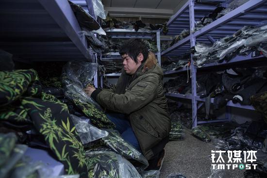 淘宝小卖家的五年浮沉:后悔2年前没在北京买套房 推广方案 第3张 小嵩也是石头、大冯的大学室友,毕业后他上了一段时间班,然后辞职加入了这个小团队,主要负责售后工作,店铺的日常客服则被安排在长沙的一家外包公司。 淘宝小卖家的五年浮沉:后悔2年前没在北京买套房 推广方案 第3张