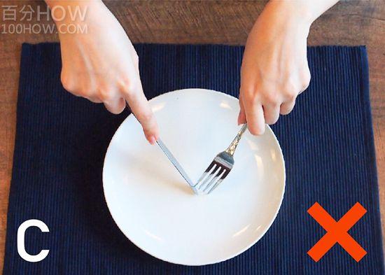 吃西餐刀叉怎么拿,西餐刀叉标准优雅的拿法左右手图解 互联百科 第3张 吃西餐刀叉怎么拿,西餐刀叉标准优雅的拿法左右手图解 互联百科 第3张