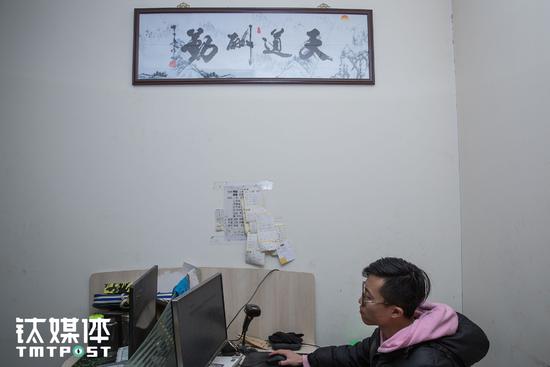 淘宝小卖家的五年浮沉:后悔2年前没在北京买套房 推广方案 第6张 2015 年是店铺的巅峰期,一个月单店成交6000- 7000 单。“ 2015 年是个分水岭,有机会成为大卖家,从家庭作坊往公司化转型,还能做自己的原创品牌,但是当我们想扩充时,销量就开始下滑了”,石头觉得下滑的原因首先是自己的运营出了问题,“ 2015 年的店铺虽然是往上增涨,但其实我们家庭式的运营模式很脆弱。” 淘宝小卖家的五年浮沉:后悔2年前没在北京买套房 推广方案 第6张