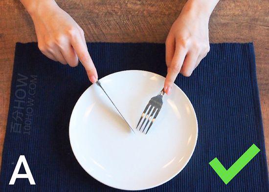 吃西餐刀叉怎么拿，西餐刀叉标准优雅的拿法左右手图解
